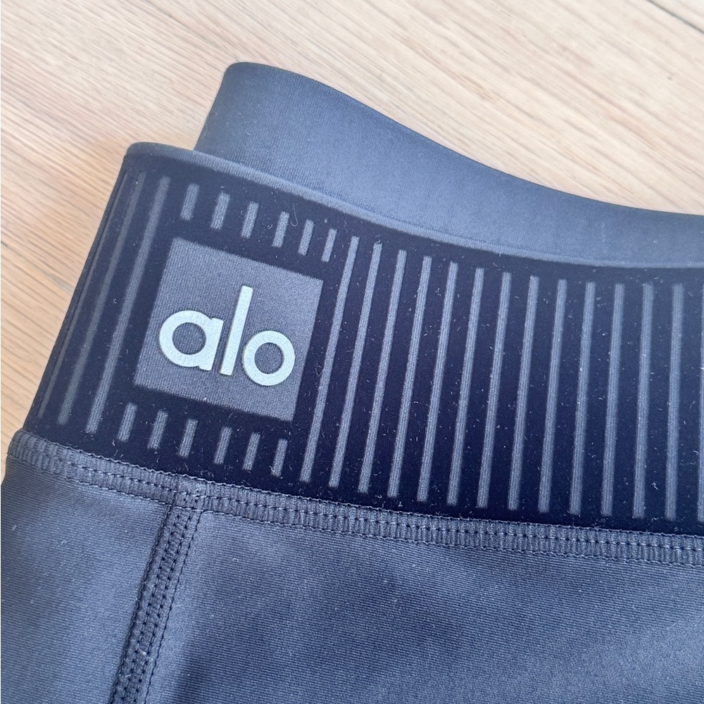 ALO Yoga Black Leggings - Picture 2 of 2